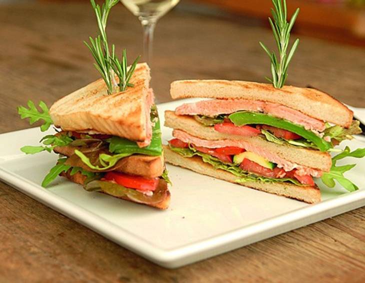 Clubsandwich mit gegrilltem Wildlachs und Gemüse Clubsandwich mit gegrilltem Wildlachs und Gemüse