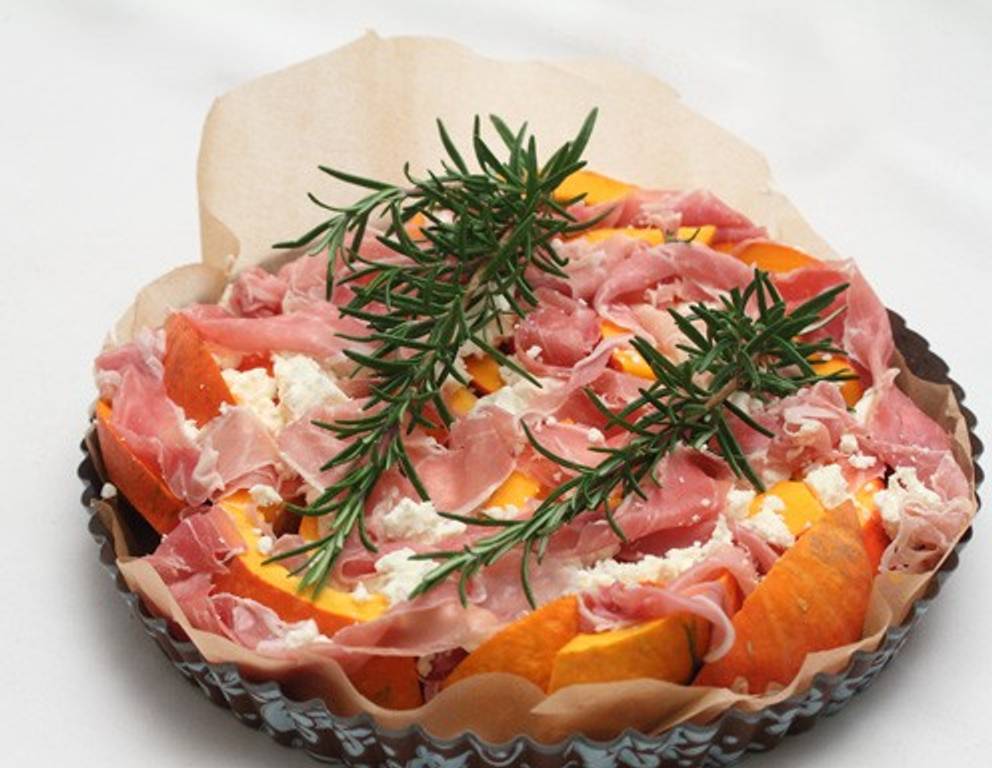 Kürbisspalten mit Prosciutto und Schafskäse Kürbisspalten mit Prosciutto und Schafskäse