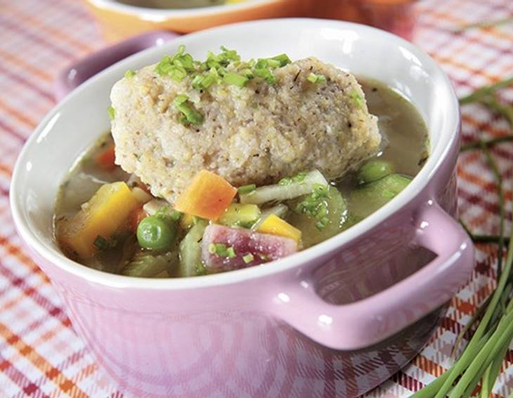 Hühner-Gemüsesuppe mit Polentanockerl Hühner-Gemüsesuppe mit Polentanockerl