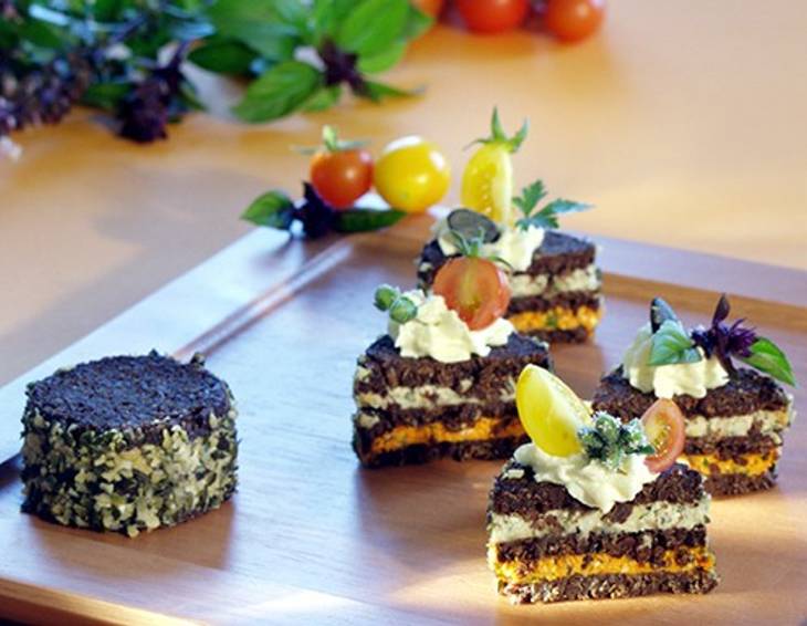 Pumpernickel mit Kürbiskern-Schaftopfencreme Pumpernickel mit Kürbiskern-Schaftopfencreme