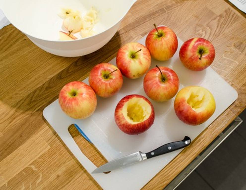 <p>Zu Beginn die &Auml;pfel gut waschen und das Kerngeh&auml;use vorsichtig entfernen, damit der Apfel ganz bleibt.</p>