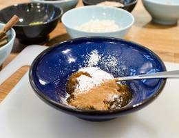 <p>Vermengen Sie die Marmelade mit den Gewürzen und Rosinen.</p> <p>Vermengen Sie die Marmelade mit den Gewürzen und Rosinen.</p>