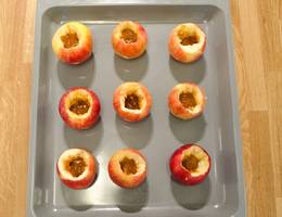 <p>Stellen Sie die Bratäpfel auf ein Backblech und füllen Sie sie mit der Marmeladenfüllung.</p> <p>Stellen Sie die Bratäpfel auf ein Backblech und füllen Sie sie mit der Marmeladenfüllung.</p>
