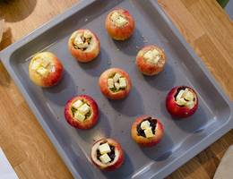 <p>Nun fehlt nur noch ein Stückchen Butter auf dem Bratapfel und die Bratäpfel sind fast bereit für das Backrohr.</p> <p>Nun fehlt nur noch ein Stückchen Butter auf dem Bratapfel und die Bratäpfel sind fast bereit für das Backrohr.</p>