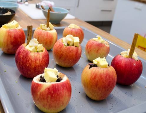 <p>Um den weihnachtlichen Geschmack noch zu intensivieren, k&ouml;nnen Sie in jeden Bratapfel auch eine Zimtstange hineingeben.</p>