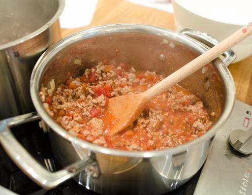 <p>Lassen Sie das Chili con Carne mit Faschiertem etwas einkochen.</p>