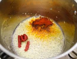 <p>In einer Pfanne die Butter zum Schmelzen bringen und die Zwiebel darin kr&auml;ftig anr&ouml;sten. Mit Paprikapulver bestreuen und Tomatenmark hinzugeben.</p>