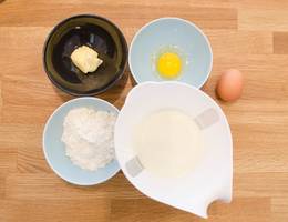 <p>Bereiten Sie die Zutaten für den Palatschinkenteig vor und vermengen Sie Mehl, Eier, Milch und Salz zu einem glatten Teig.</p> <p>Bereiten Sie die Zutaten für den Palatschinkenteig vor und vermengen Sie Mehl, Eier, Milch und Salz zu einem glatten Teig.</p>