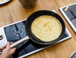 <p>Backen Sie die Palatschinke auf einer Seite goldbraun.</p> <p>Backen Sie die Palatschinke auf einer Seite goldbraun.</p>
