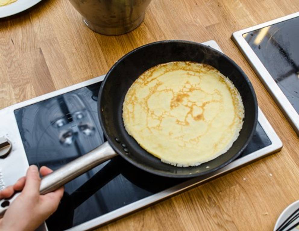 <p>Backen Sie die Palatschinke auf einer Seite goldbraun.</p> <p>Backen Sie die Palatschinke auf einer Seite goldbraun.</p>