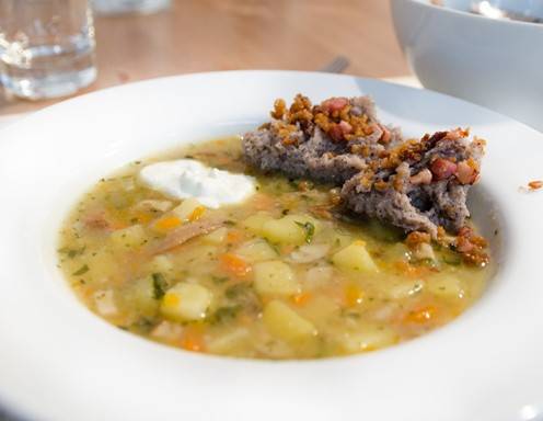 Erdäpfel-Pilz-Suppe mit Hadnsterz Rezept
