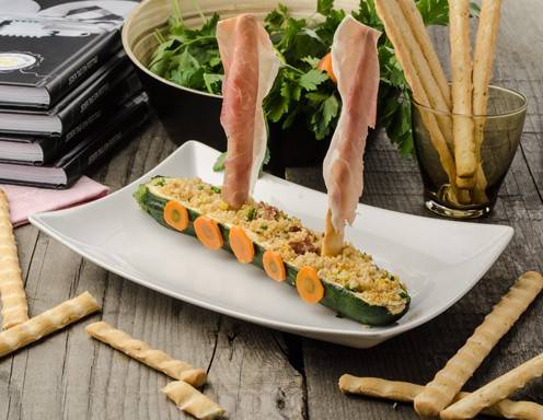 Italienisches Zucchinischiff mit Couscousdeck und Prosciutto-Grissini-Segel Italienisches Zucchinischiff mit Couscousdeck und Prosciutto-Grissini-Segel