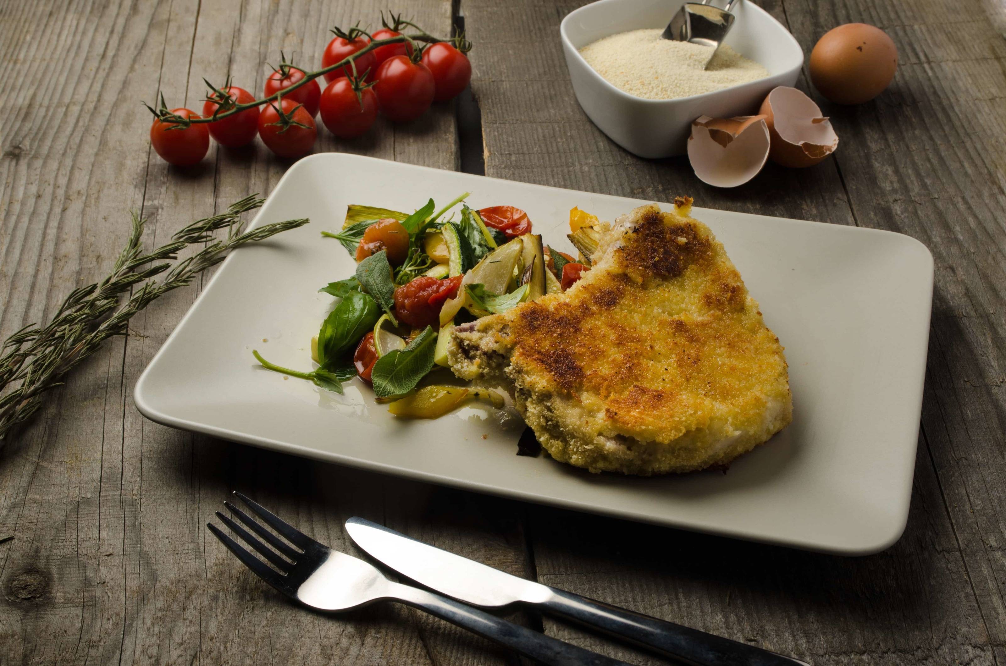 Grillkotelett mit Erdäpfel-Gemüse-Pfanne und überbackener Tomate Rezept ... Grillkotelett mit Erdäpfel-Gemüse-Pfanne und überbackener Tomate Rezept ...