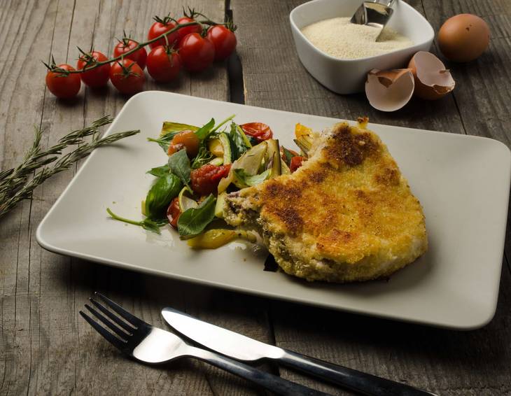 Parmesankoteletts mit Ofengemüse