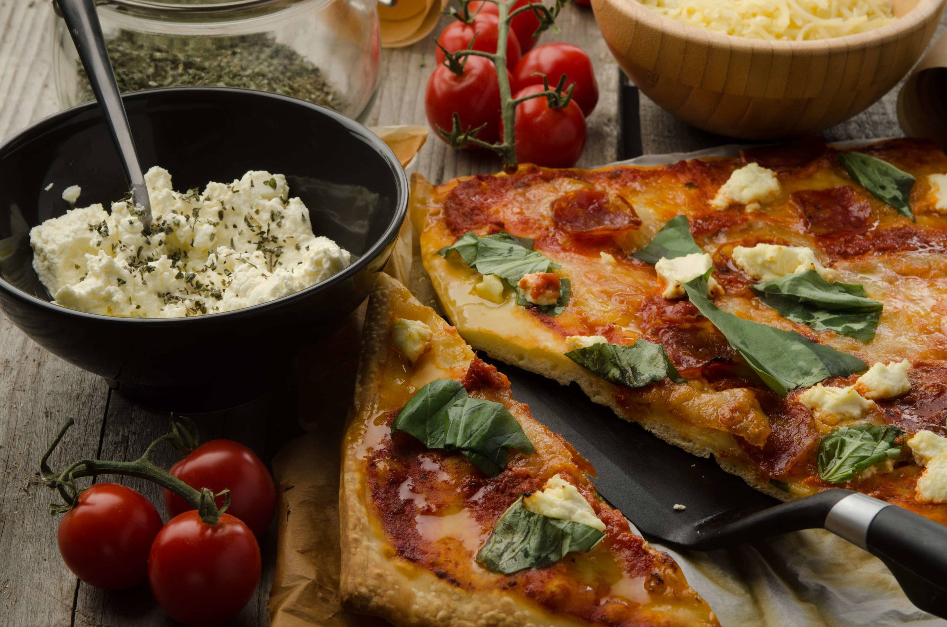 Pizza mit Mascarpone und Salsicce