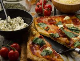 Pizza mit Mascarpone und Salsicce Pizza mit Mascarpone und Salsicce