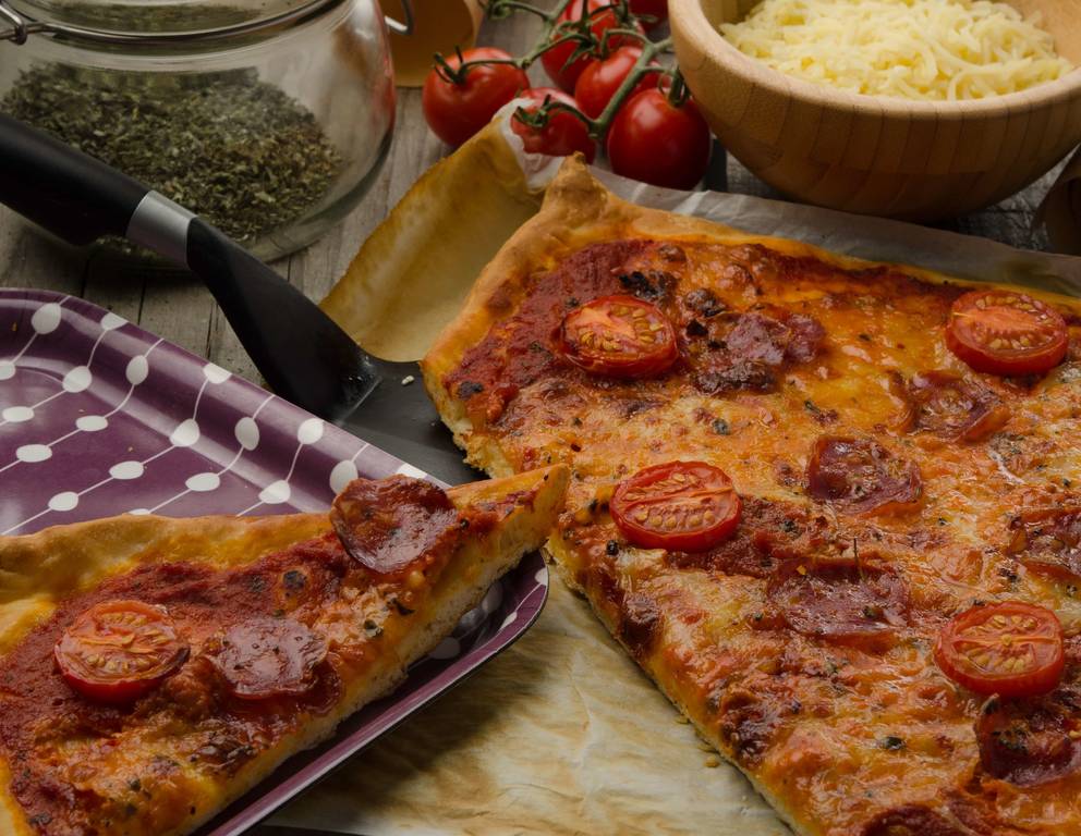 Pizza mit Salsicce Pizza mit Salsicce