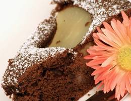 Schoko-Birnenkuchen mit Grünteejelly und Vanillecreme
