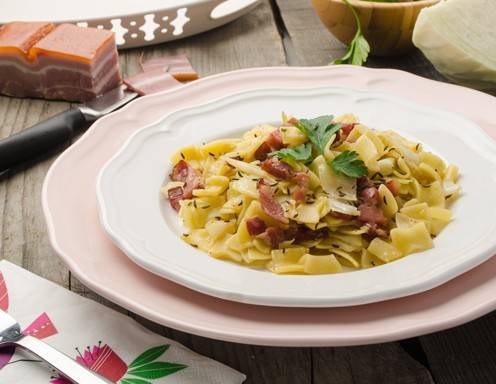 Winterliches Nudelgröstl mit Kraut und Speck Rezept - ichkoche.at Winterliches Nudelgröstl mit Kraut und Speck Rezept - ichkoche.at