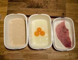<p>Schritt 3: Nachdem das Wiener Schnitzel gesalzen und gepfeffert ist, wird es auf beiden Seiten in Mehl gewendet.</p>