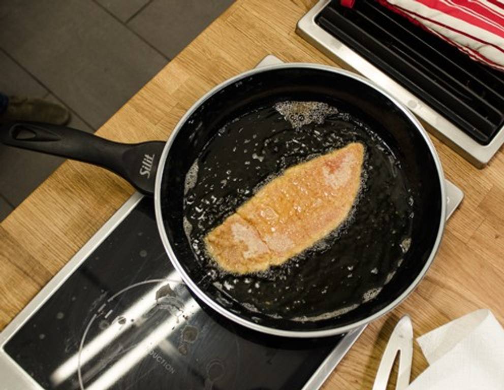 <p>Schritt 7: Backen Sie das Wiener Schnitzel schwimmend im geschmolzenen Butterschmalz heraus, bis es eine goldbraune Farbe hat.</p>