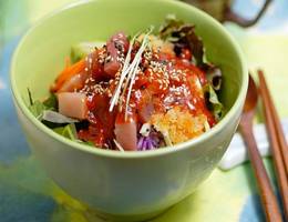 Gemischter Reis mit Thunfisch-Sashimi und Salat