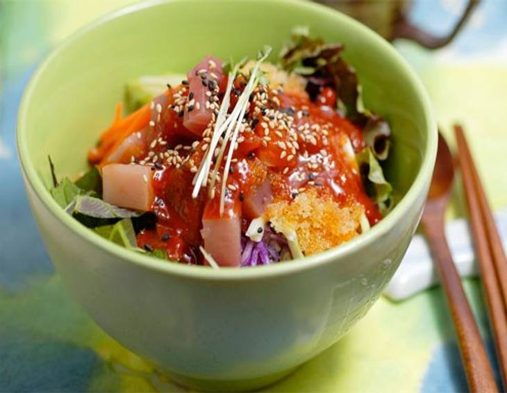 Gemischter Reis mit Thunfisch-Sashimi und Salat Gemischter Reis mit Thunfisch-Sashimi und Salat