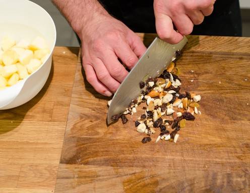 <p>Apfelstrudel Rezept Schritt 4 - Die N&uuml;sse und Rosinen grob hacken.</p>