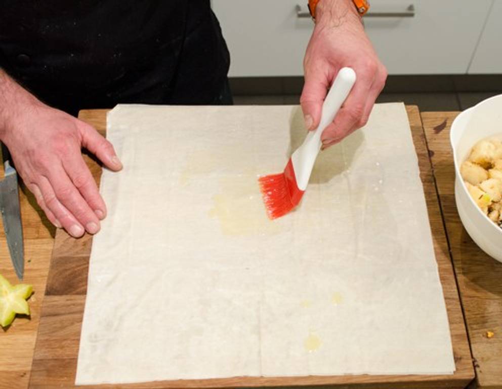 <p>Apfelstrudel Rezept Schritt 6 - Bestreichen Sie den ausgezogenen Teig mit der fl&uuml;ssigen Butter.</p>