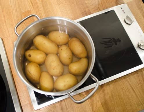 Die Erdäpfeln in heißem Wasser kochen.