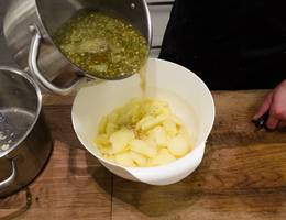 <p>Die Suppe zu den in Scheiben geschnittenen Erdäpfeln hinzugeben.</p> <p>Die Suppe zu den in Scheiben geschnittenen Erdäpfeln hinzugeben.</p>