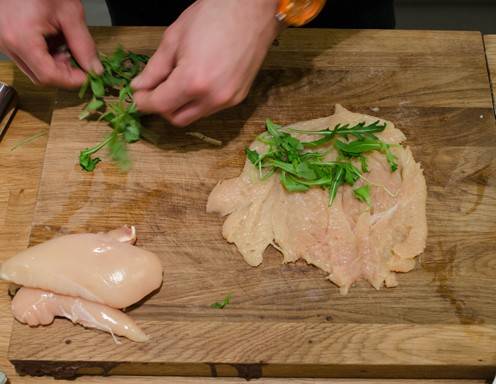 <p>Gef&uuml;llte H&uuml;hnerbrust Schritt 7 - Belegen Sie die H&uuml;hnerbrust mit der Rucola.</p>