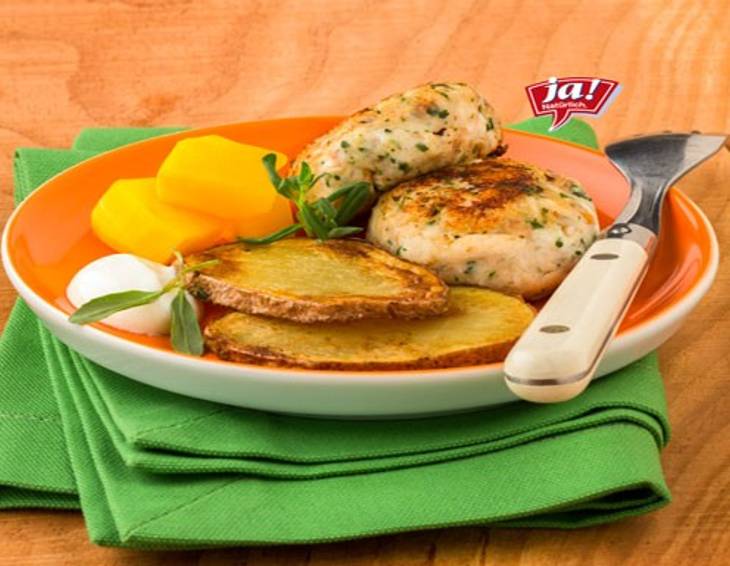 Saiblingslaibchen mit gebratenen Erdäpfelscheiben und Kürbis Saiblingslaibchen mit gebratenen Erdäpfelscheiben und Kürbis