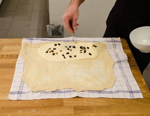 <p>Topfenstrudel Rezept Schritt 15 - Bestreuen Sie die Topfenf&uuml;lle mit Rosinen.</p>