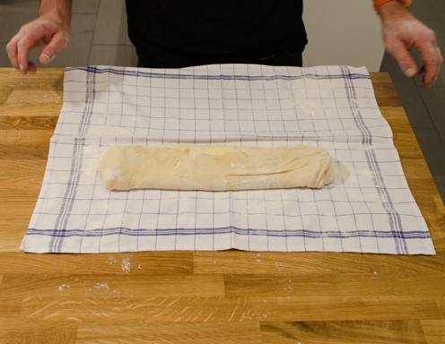 <p>Topfenstrudel Rezept Schritt 17 - So sollte der fertig gerollte Topfenstrudel aussehen.</p>