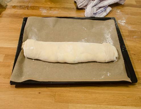 <p>Topfenstrudel Rezept Schritt 18 - Legen Sie den Topfenstrudel mit der Naht nach unten auf ein Backblech.</p>