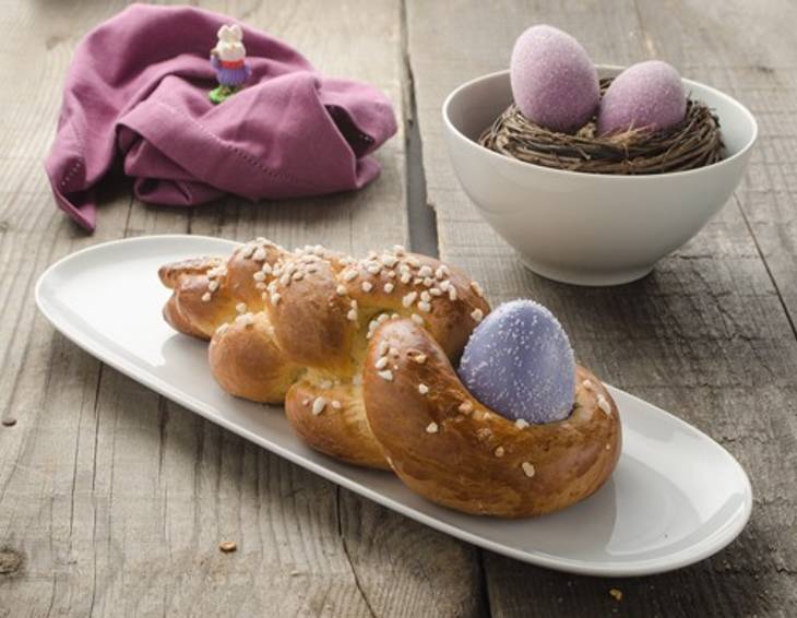 Osterzopf mit Ei Osterzopf mit Ei