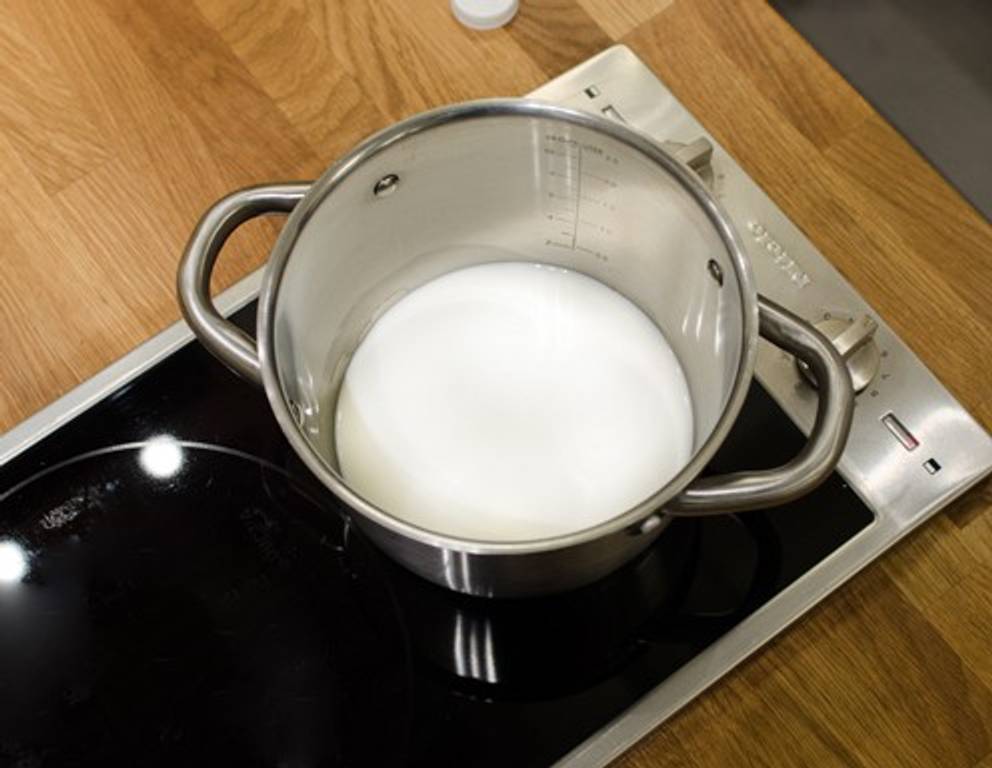 <p>Die Milch erwärmen.</p> <p>Die Milch erwärmen.</p>