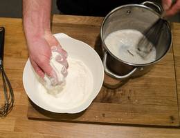 <p>Etwas Mehl hinzugeben.</p> <p>Etwas Mehl hinzugeben.</p>