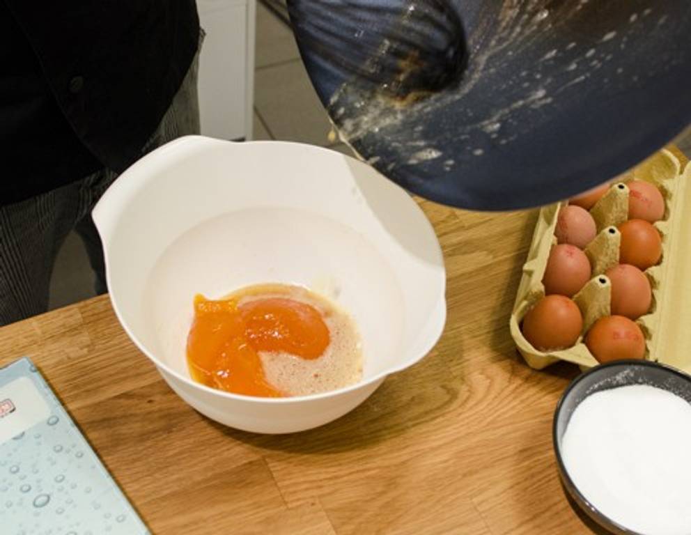 <p>Einstweilen die Zutaten für die Vanillesauce verrühren.</p> <p>Einstweilen die Zutaten für die Vanillesauce verrühren.</p>