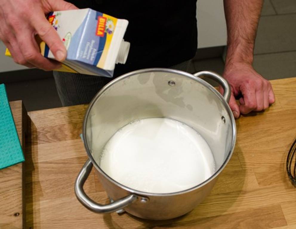 <p>Die Milch erwärmen.</p> <p>Die Milch erwärmen.</p>