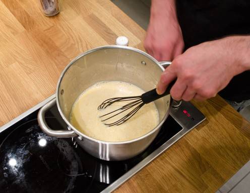 <p>Die Puddingmischung in die hei&szlig;e Milch einr&uuml;hren.</p>