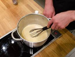 <p>Die Puddingmischung in die heiße Milch einrühren.</p> <p>Die Puddingmischung in die heiße Milch einrühren.</p>