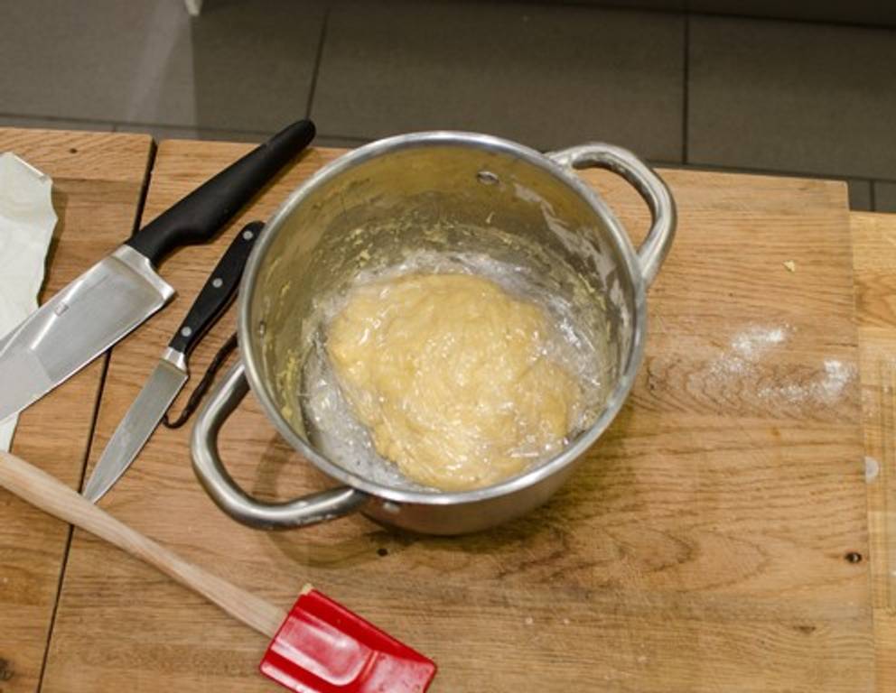 <p>Alle Zutaten zu einem geschmeidigen Teig verkneten.</p> <p>Alle Zutaten zu einem geschmeidigen Teig verkneten.</p>