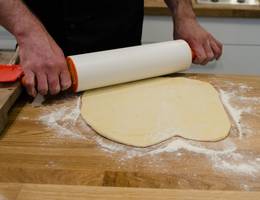 <p>Den Germteig ausrollen.</p> <p>Den Germteig ausrollen.</p>