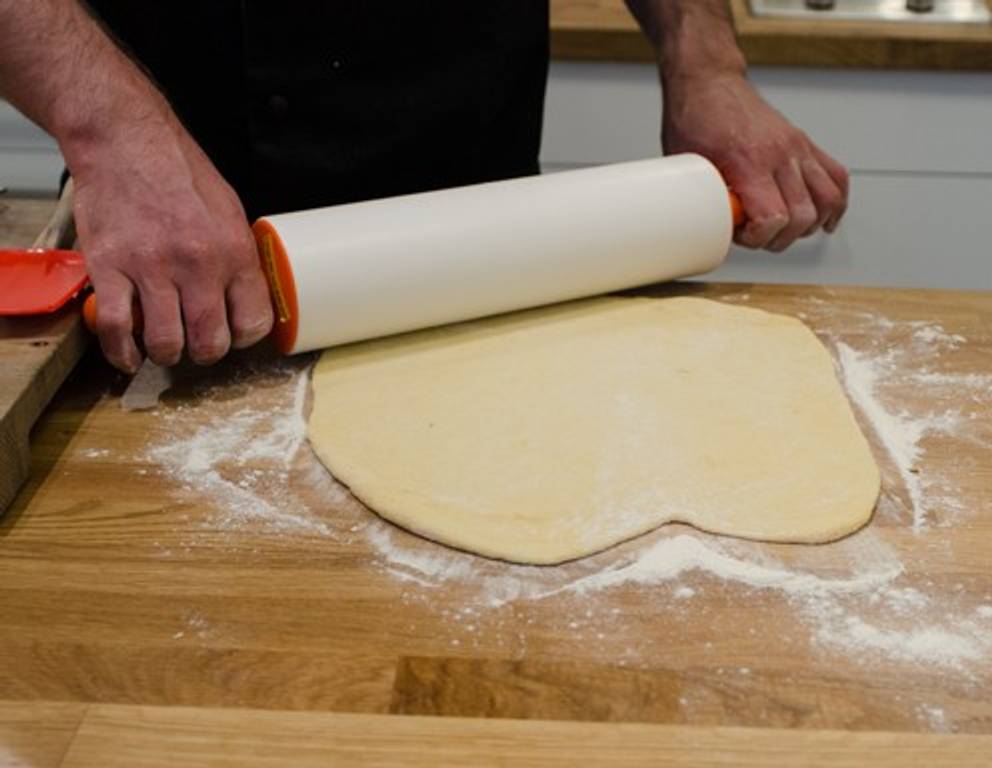 <p>Den Germteig ausrollen.</p> <p>Den Germteig ausrollen.</p>