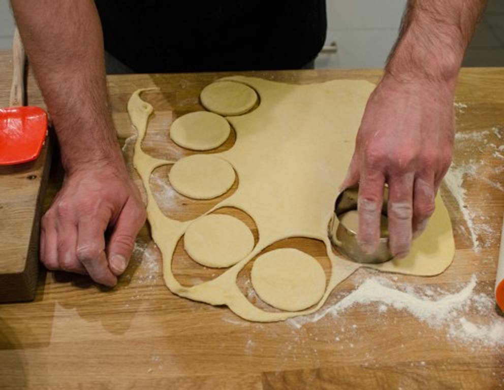 <p>Runde Kreise ausstechen.</p> <p>Runde Kreise ausstechen.</p>