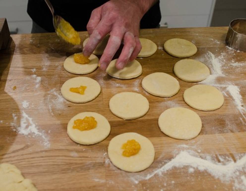 <p>Die Buchteln in eine ausgebutterte Form setzen.</p> <p>Die Buchteln in eine ausgebutterte Form setzen.</p>