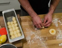 <p>Die Buchteln in eine ausgebutterte Form setzen.</p> <p>Die Buchteln in eine ausgebutterte Form setzen.</p>