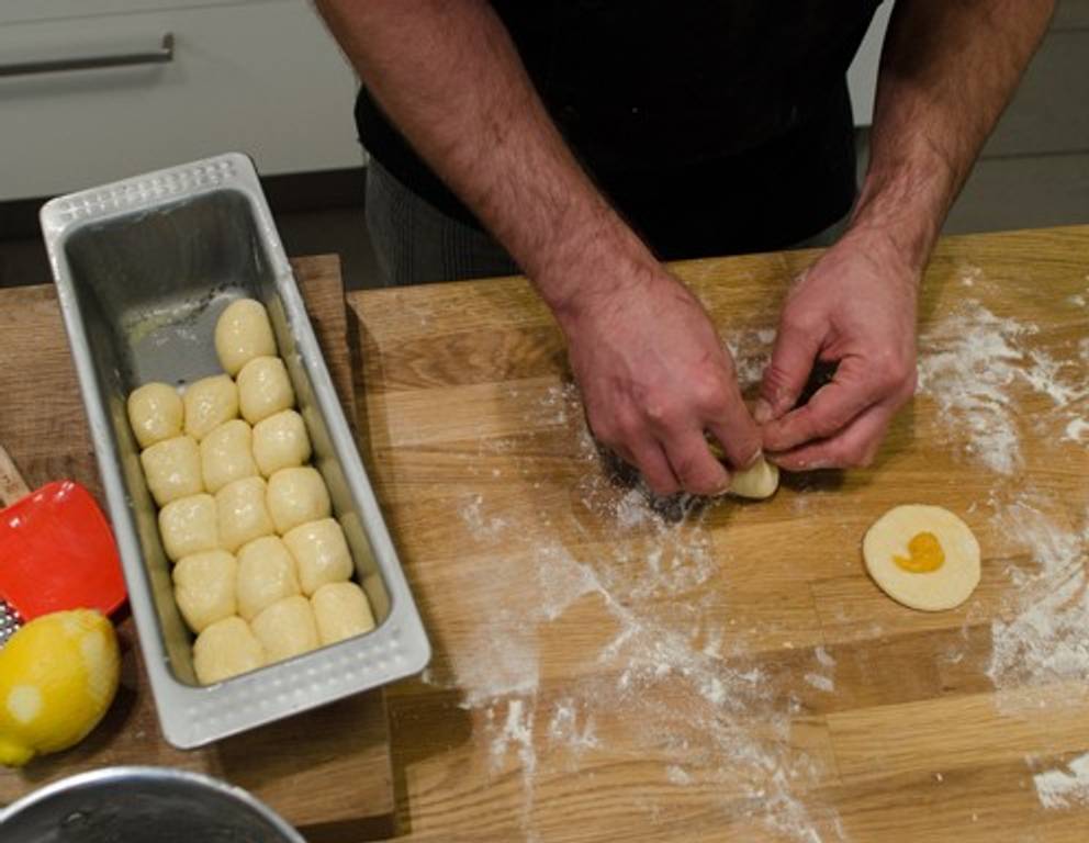 <p>Die Buchteln in eine ausgebutterte Form setzen.</p> <p>Die Buchteln in eine ausgebutterte Form setzen.</p>